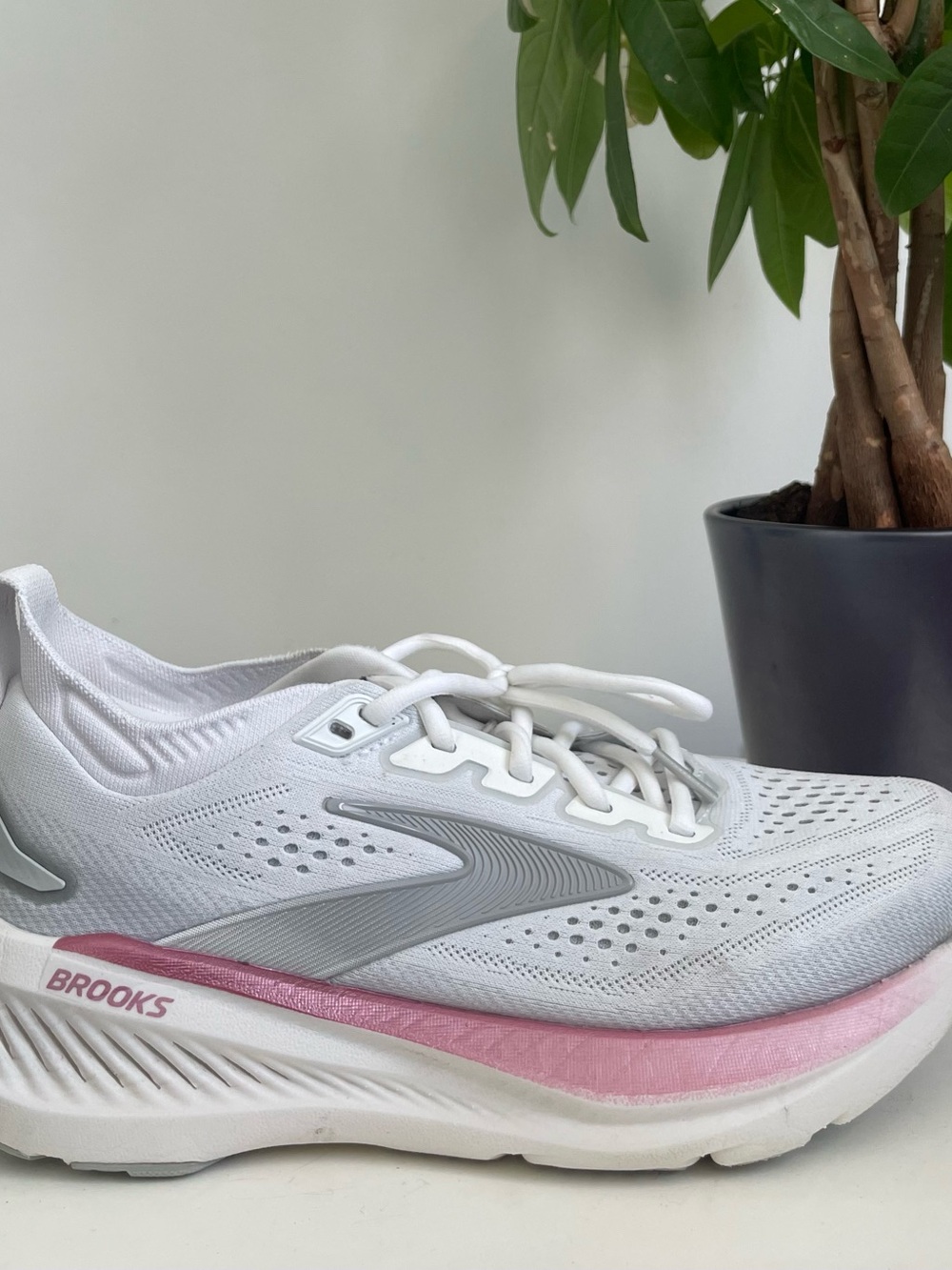 Women Size 7 Brooks Glycerin 23
White Harbor Mist Metallic Running Shoes